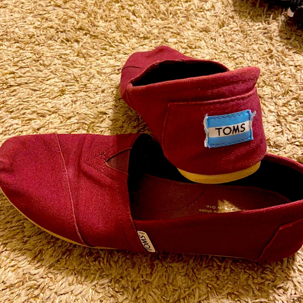 Burgundy toms